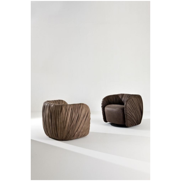 Laurameroni-Drape-Lounge-Fotel-obrotowy-skorzany-kolekcja-Drape-Bartoli-Design-2.jpg Laurameroni Drapè Lounge Fotel obrotowy skórzany z kolekcji Drapè projektu Bartoli Design