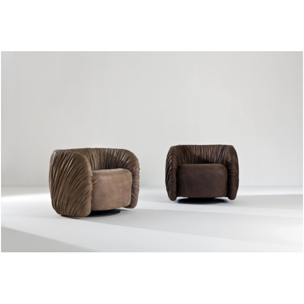 Laurameroni-Drape-Lounge-Fotel-obrotowy-skorzany-kolekcja-Drape-Bartoli-Design.jpg Laurameroni Drapè Lounge Fotel obrotowy skórzany z kolekcji Drapè projektu Bartoli Design