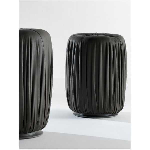 Laurameroni-Drape-Poufs-Pufy-z-metalowa-podstawa-kolekcja-Drape-Bartoli-Design-1.jpg Laurameroni Drapè Poufs Pufy z metalową podstawą z kolekcji Drapè projektu Bartoli Design