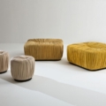 Laurameroni Drapè Poufs Pufy z metalową podstawą z kolekcji Drapè projektu Bartoli Design