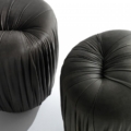 Laurameroni Drapè Poufs Pufy z metalową podstawą z kolekcji Drapè projektu Bartoli Design