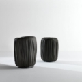 Laurameroni Drapè Poufs Pufy z metalową podstawą z kolekcji Drapè projektu Bartoli Design
