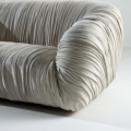 Laurameroni Drapè Sofa Sofa z miękkiej skóry nubukowej z kolekcji Drapè projektu Bartoli Design