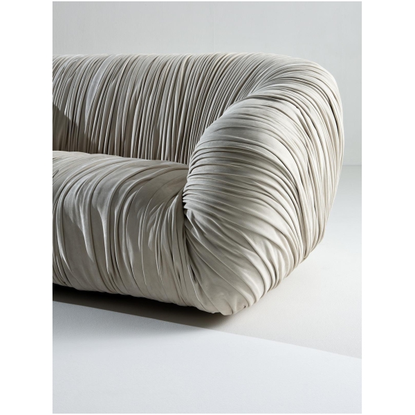 Laurameroni-Drape-Sofa-Sofa-z-miekkiej-skory-nubukowej-kolekcja-Drape-Bartoli-Design-1.jpg Laurameroni Drapè Sofa Sofa z miękkiej skóry nubukowej z kolekcji Drapè projektu Bartoli Design