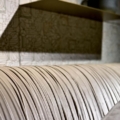Laurameroni Drapè Sofa Sofa z miękkiej skóry nubukowej z kolekcji Drapè projektu Bartoli Design