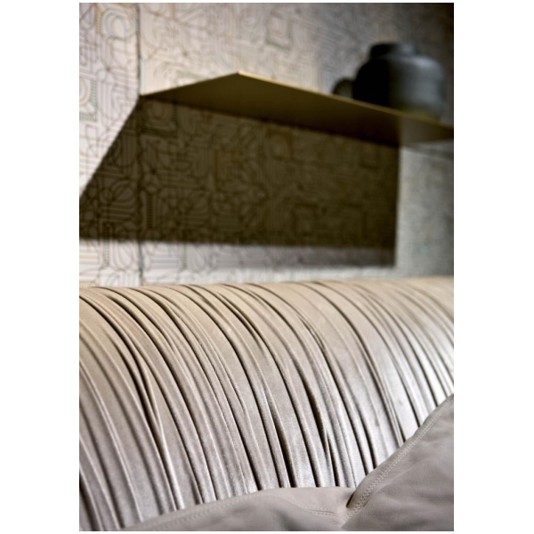 Laurameroni-Drape-Sofa-Sofa-z-miekkiej-skory-nubukowej-kolekcja-Drape-Bartoli-Design-10.jpg Laurameroni Drapè Sofa Sofa z miękkiej skóry nubukowej z kolekcji Drapè projektu Bartoli Design