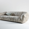 Laurameroni Drapè Sofa Sofa z miękkiej skóry nubukowej z kolekcji Drapè projektu Bartoli Design