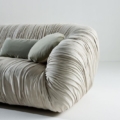 Laurameroni Drapè Sofa Sofa z miękkiej skóry nubukowej z kolekcji Drapè projektu Bartoli Design