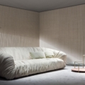 Laurameroni Drapè Sofa Sofa z miękkiej skóry nubukowej z kolekcji Drapè projektu Bartoli Design