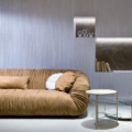 Laurameroni Drapè Sofa Sofa z miękkiej skóry nubukowej z kolekcji Drapè projektu Bartoli Design