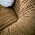 Laurameroni Drapè Sofa Sofa z miękkiej skóry nubukowej z kolekcji Drapè projektu Bartoli Design