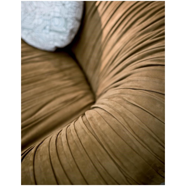 Laurameroni-Drape-Sofa-Sofa-z-miekkiej-skory-nubukowej-kolekcja-Drape-Bartoli-Design-7.jpg Laurameroni Drapè Sofa Sofa z miękkiej skóry nubukowej z kolekcji Drapè projektu Bartoli Design