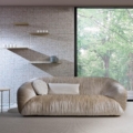 Laurameroni Drapè Sofa Sofa z miękkiej skóry nubukowej z kolekcji Drapè projektu Bartoli Design