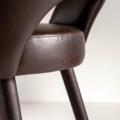 Laurameroni LV 102 Stool Hoker tapicerowany skórą z kolekcji projektu Laurameroni