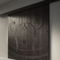 Laurameroni Lettera Sliding Door Drzwi przesuwne rzeźbione drewno z kolekcji Graffiti projektu Paolo Rizzatto