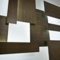 Laurameroni Lightwall Lampa ścienna metalowa podświetlana instalacja z kolekcji Elements projektu Mark Anderson