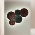 Laurameroni Lightwall Lampa ścienna metalowa podświetlana instalacja z kolekcji Elements projektu Mark Anderson