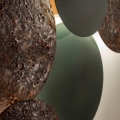 Laurameroni Lightwall Lampa ścienna metalowa podświetlana instalacja z kolekcji Elements projektu Mark Anderson