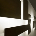 Laurameroni Lightwall Lampa ścienna metalowa podświetlana instalacja z kolekcji Elements projektu Mark Anderson