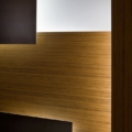 Laurameroni Lightwall Lampa ścienna metalowa podświetlana instalacja z kolekcji Elements projektu Mark Anderson