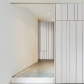 Laurameroni Line Sliding Door Drzwi przesuwne mosiądz z kolekcji Line projektu Cesare Arosio