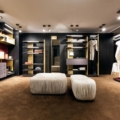 Laurameroni Line Walk-in Closet Szafa garderoba walk-in z metalowymi profilami z kolekcji Line projektu Cesare Arosio