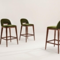 Laurameroni Margaret Bar Stool Hoker drewniany miękkim siedziskiem z kolekcji Margaret projektu Cesare Arosio
