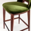 Laurameroni Margaret Bar Stool Hoker drewniany miękkim siedziskiem z kolekcji Margaret projektu Cesare Arosio