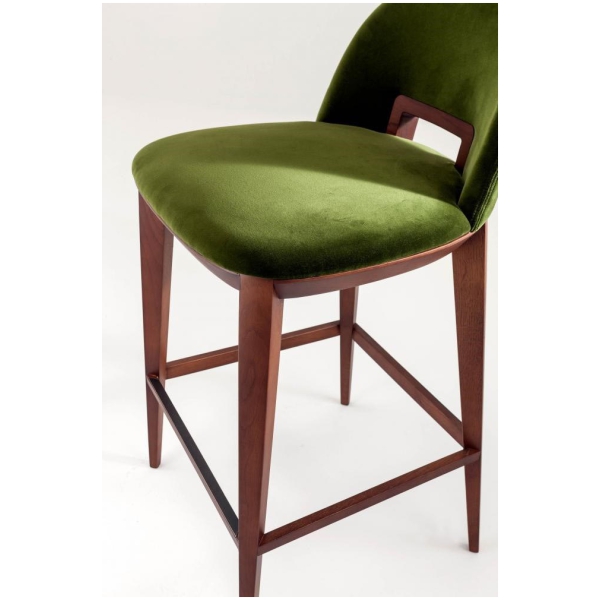 Laurameroni-Margaret-Bar-Stool-Hoker-drewniany-miekkim-siedziskiem-kolekcja-Margaret-Cesare-Arosio-3.jpg Laurameroni Margaret Bar Stool Hoker drewniany miękkim siedziskiem z kolekcji Margaret projektu Cesare Arosio