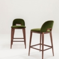 Laurameroni Margaret Bar Stool Hoker drewniany miękkim siedziskiem z kolekcji Margaret projektu Cesare Arosio