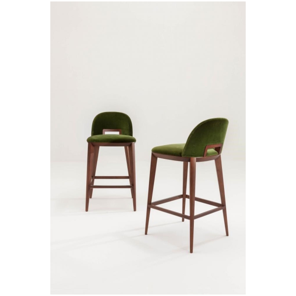 Laurameroni-Margaret-Bar-Stool-Hoker-drewniany-miekkim-siedziskiem-kolekcja-Margaret-Cesare-Arosio-4.jpg Laurameroni Margaret Bar Stool Hoker drewniany miękkim siedziskiem z kolekcji Margaret projektu Cesare Arosio