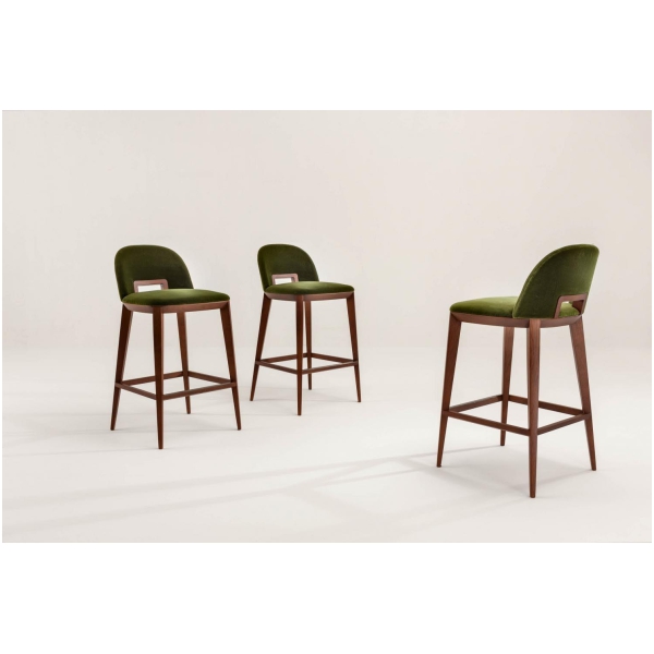 Laurameroni Margaret Bar Stool Hoker drewniany miękkim siedziskiem z kolekcji Margaret projektu Cesare Arosio