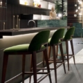 Laurameroni Margaret Bar Stool Hoker drewniany miękkim siedziskiem z kolekcji Margaret projektu Cesare Arosio