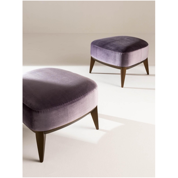 Laurameroni-Margaret-Pouf-Pufa-tapicerowana-z-drewnia-podstawa-kolekcja-Margaret-Cesare-Arosio-1.jpg Laurameroni Margaret Pouf Pufa tapicerowana z drewnią podstawą z kolekcji Margaret projektu Cesare Arosio