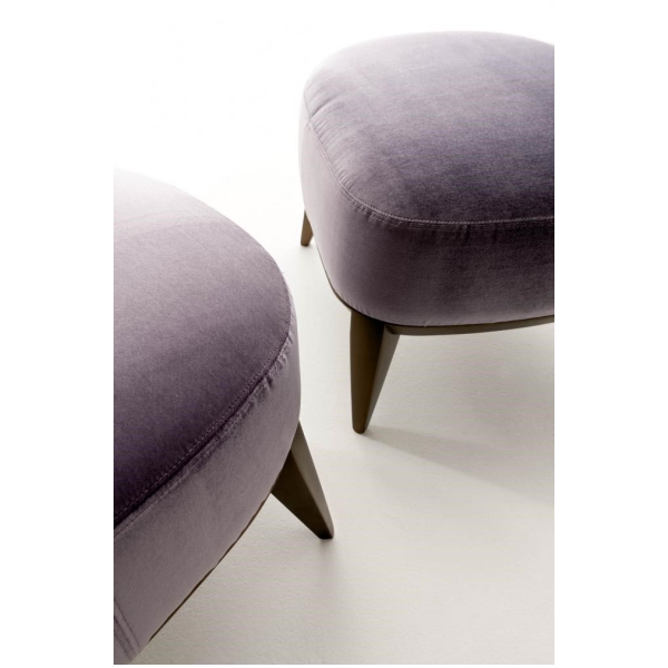 Laurameroni-Margaret-Pouf-Pufa-tapicerowana-z-drewnia-podstawa-kolekcja-Margaret-Cesare-Arosio-3.jpg Laurameroni Margaret Pouf Pufa tapicerowana z drewnią podstawą z kolekcji Margaret projektu Cesare Arosio