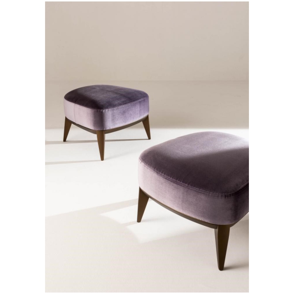 Laurameroni-Margaret-Pouf-Pufa-tapicerowana-z-drewnia-podstawa-kolekcja-Margaret-Cesare-Arosio.jpg Laurameroni Margaret Pouf Pufa tapicerowana z drewnią podstawą z kolekcji Margaret projektu Cesare Arosio