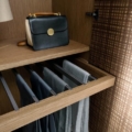 Laurameroni Maxima Wardrobe Garderoba szafa z drewnianymi drzwiami system z kolekcji Maxima projektu Bartoli Design