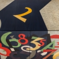 Laurameroni Numeri Komoda inkrustowana z kolekcji Intarsia projektu Ugo Nespolo