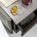 Laurameroni Outfit Bedside Table szafka nocna z drewna z kolekcji Outfit projektu Cesare Arosio