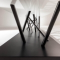 Laurameroni SA 01 SA 04 SA 05 Stoliki szklane niskie z metalową bazą z kolekcji Sottsass projektu Sottsass Associati