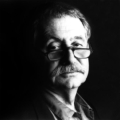 Laurameroni SA 07 Stół nowoczesny ze stali i szkło z kolekcji Sottsass projektu Sottsass Associati