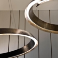 Laurameroni Swirl Lampa wisząca okręgi z mosiądzu z kolekcji Elements projektu Cesare Arosio