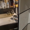 Laurameroni Terre Cabinet System System szafek ściennych drewnianych regał z kolekcji Terre projektu Bartoli Design
