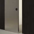 Laurameroni Unlimited Sliding Door Drzwi przesuwne metal-drewno z kolekcji Unlimited projektu Edoardo Colzani