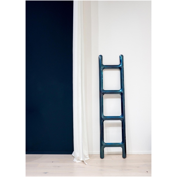 Zieta-Drab-Hanger-wieszak-rzezba-wariant-Drab-Hanger-kolor-Heat-Cosmic-Blue-2.jpg Zięta Drab Hanger wieszak/rzeźba wariant Drab Hanger kolor Heat Cosmic Blue