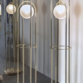 lampa podłogowa Hessentia Heron 502 zaprojektowana przez Luca Erba, materiały: Metal, drewno, szkło artystyczne