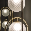 lampa podłogowa Hessentia Heron 502 zaprojektowana przez Luca Erba, materiały: Metal, drewno, szkło artystyczne