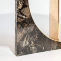 stół Hessentia Spinnaker 363 zaprojektowana przez Luca Erba, materiały: Marmur, artystyczny metal