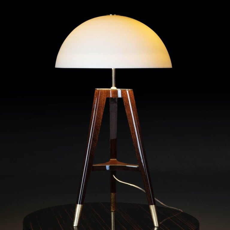 mariner lampa stołowa na drewnianych nogach szklany klosz