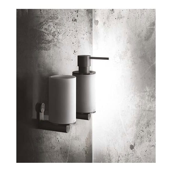 Gessi-GESSI316-ACCESSORIES-54707-Kubek-z-uchwytem-sciennym-wiele-kolorow-1.jpg Gessi316 GESSI316 ACCESSORIES 54707 Kubek z uchwytem sciennym wiele kolorow 239 Stal szczotkowana 707 Czarny metal szczotkowany PVD 708 Miedź szczotkowana PVD 726 Ciepła stal PVD